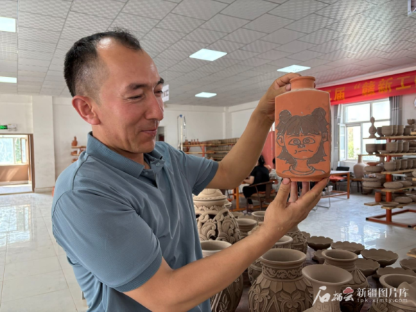 配资查询网 边关万里行·遇见丨阿克陶匠人给土陶打“艺术点滴”