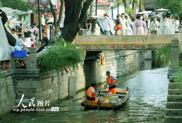 配资查询网 江苏苏州：河道清洁
